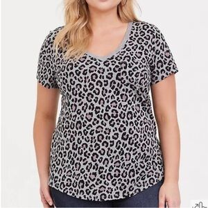 Torrid Classic Fit Gray Leopard V-Neck Tee Size 1
